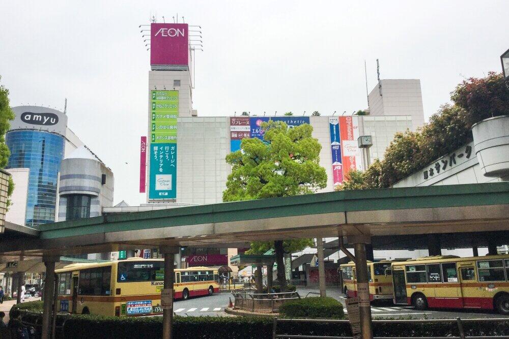 商業施設、バスターミナルがある小田急線・本厚木駅付近（2018年撮影）