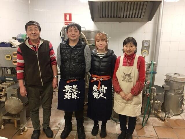 豆腐店を引き継ぐ笹原さん夫妻と（2021年１月４日、左端が清水さん（C）清水建宇）