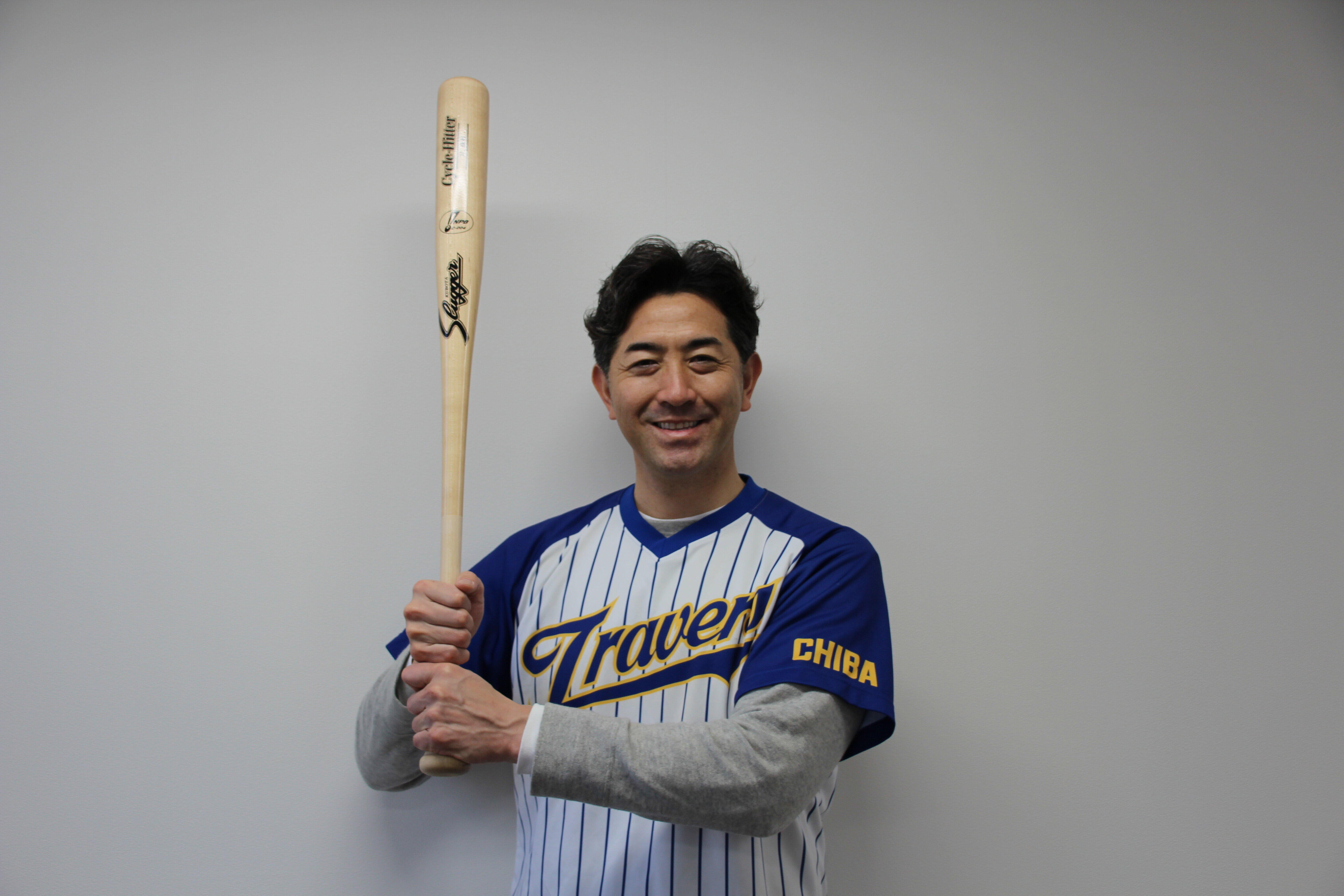 YouTubeでは「トラバース」のオリジナルユニフォームで出演することも。背番号は「19」で野村克也さんの現役時代の番号にちなむ