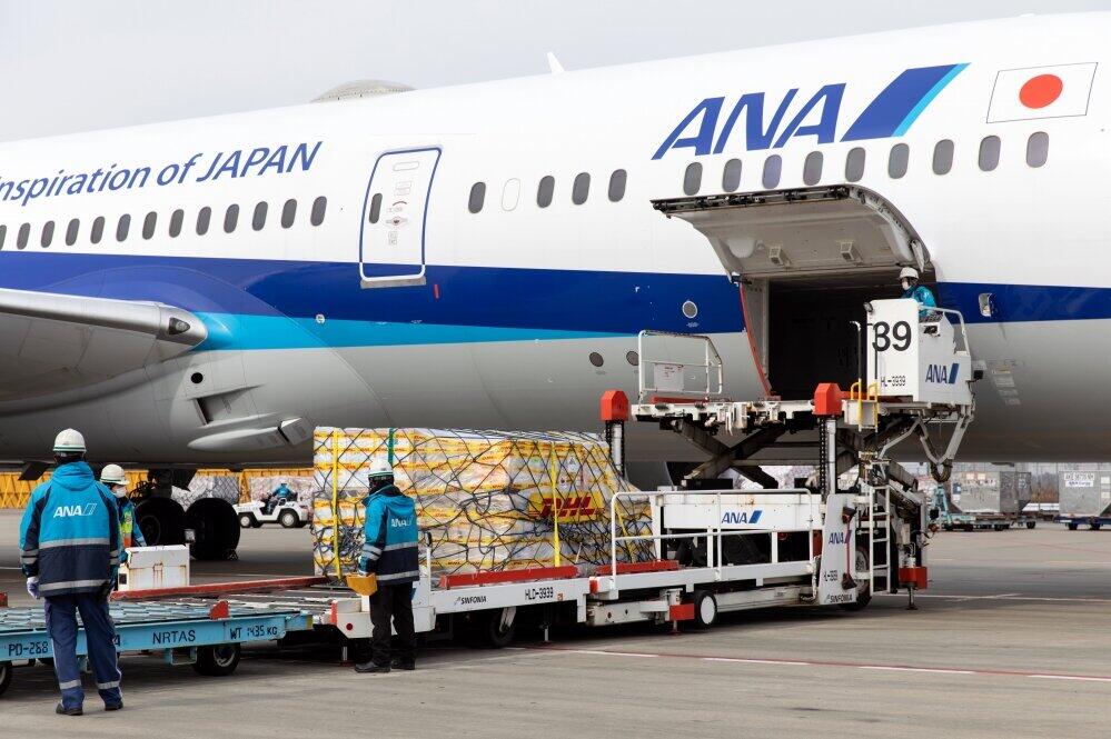 日本に到着した新型コロナウイルスのワクチン（提供：ファイザー/DHL/ANA）