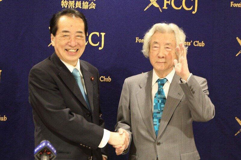 そろって記者会見に臨む菅直人元首相（左）と小泉純一郎元首相（右）