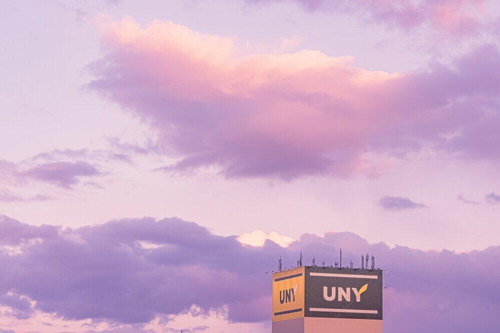 大型商業施設「ユニー」の看板と夕暮れを捉えた写真