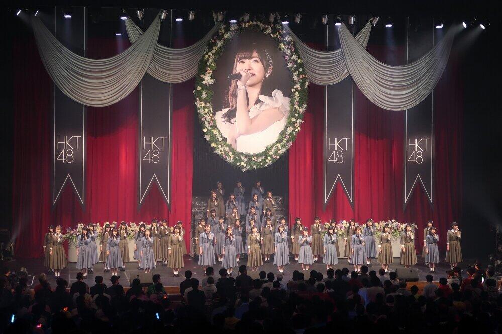 2019年のコンサートツアーのサブタイトルには「あの支配人からの、卒業。」を掲げた。オープニングでは指原さんの肖像画を囲んでパフォーマンスした（2019年10月撮影）