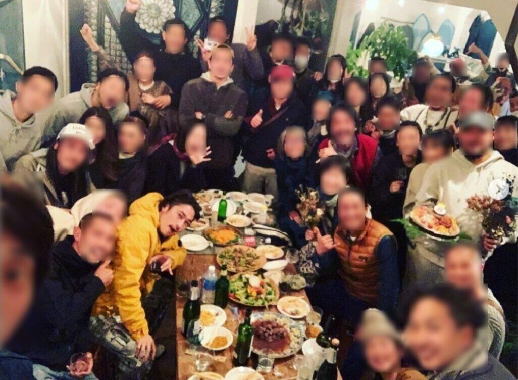一部で批判を集めた「密集パーティ写真」（窪塚さんのインスタグラム（＠yosuke_kubozuka）より、編集部で一部加工）