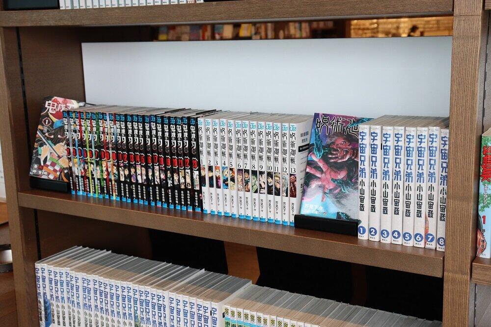 マンガコーナーには「鬼滅の刃」や「呪術廻戦」も