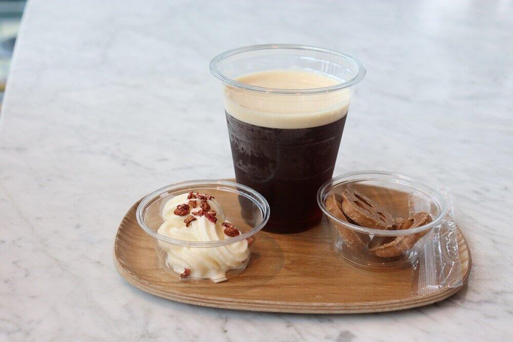 スタッフのおすすめ、ソフトクリームとナイトロコーヒー。客から一番人気のスナック「プレッツェルピーナッツバター」
