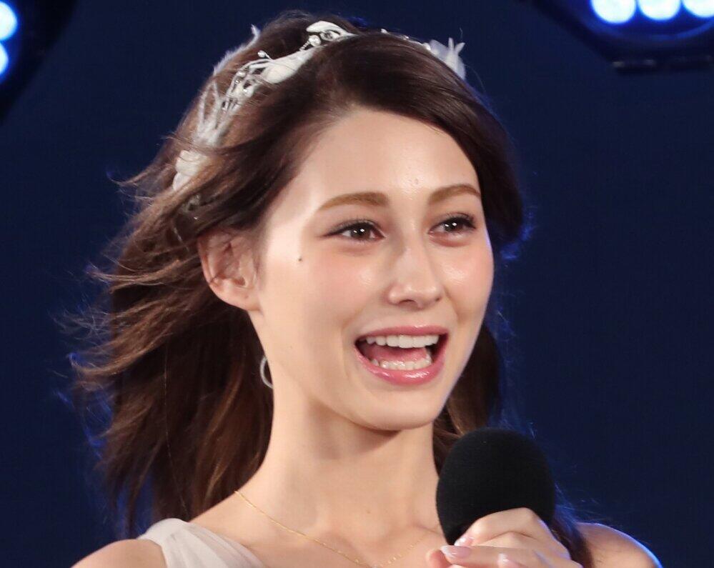 ダレノガレ明美、薪割りに大苦戦　「全然割れない」「ああああ゛あ゛あ゛！」