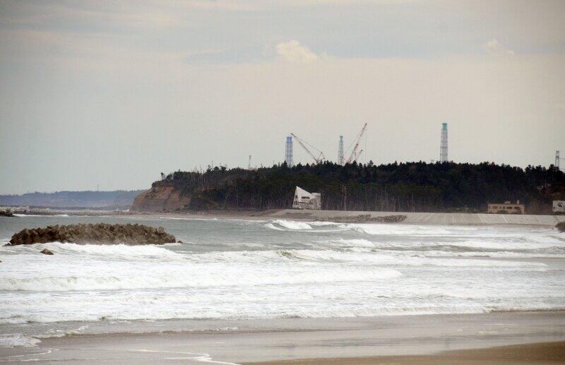 浪江町・請戸漁港近くの海岸からは、廃炉作業中の東京電力福島第一原子力発電所が見えた