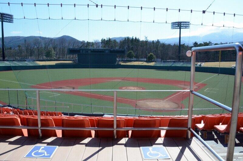 あづま球場の車いす席。視線の高さの鉄柵が外され、選手のプレーが見やすくなる