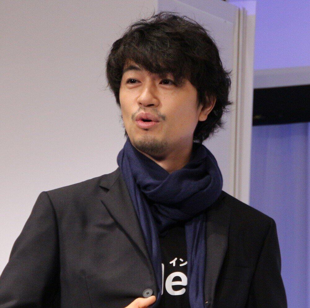 好きなタイプは？いつ結婚するの？　斉藤工、共演俳優からの「質問攻め」にタジタジ