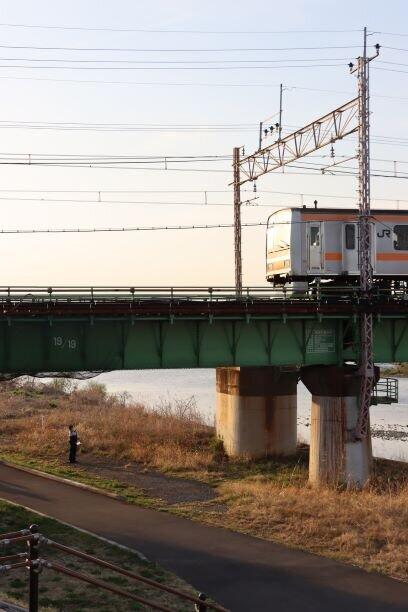 鉄橋上で緊急停車した電車（写真は、赤いラピート＠EF64EF81さん提供）