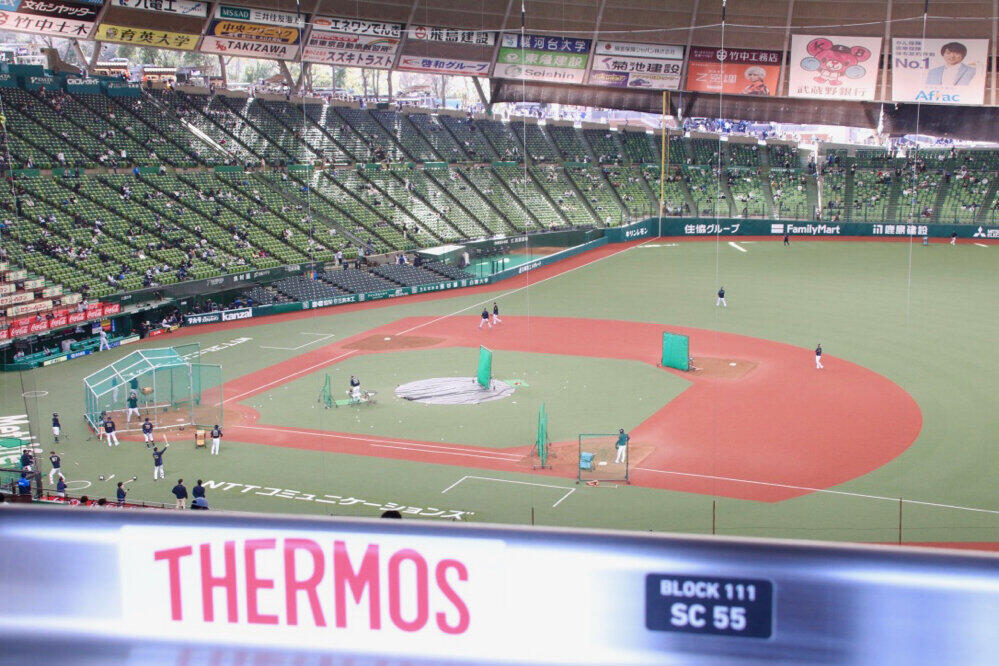 隣ブロックの立ち見席からは問題なくグラウンドが見渡せる