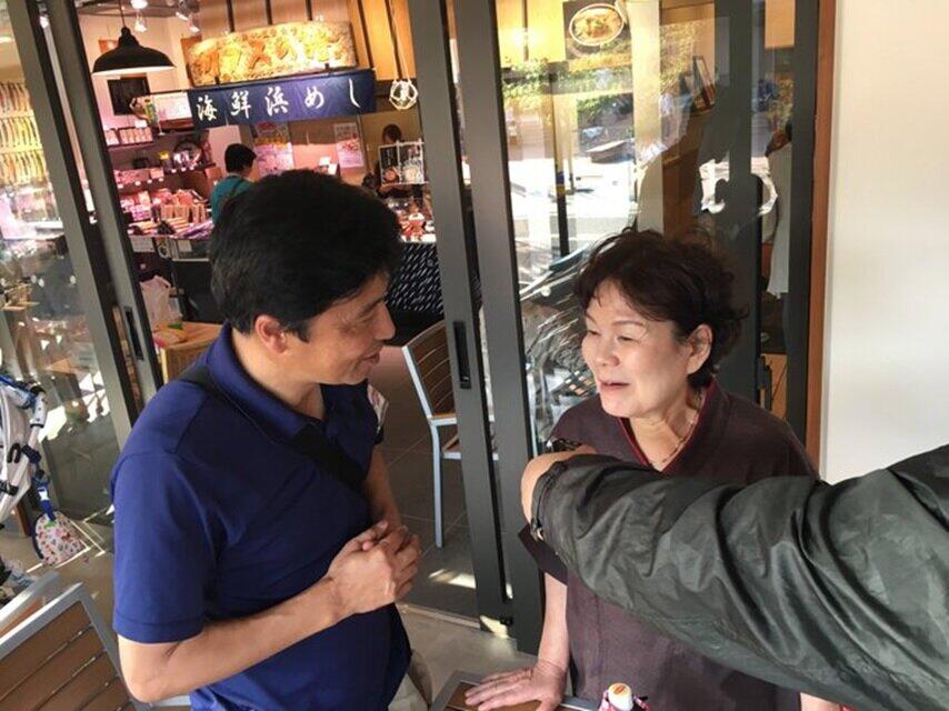 「Onagawa Now！」で町民にインタビューをする佐藤敏郎さん（左、大嶋智博さん提供）