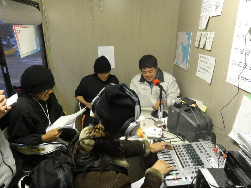 2011年4月「女川さいがいFM」開設直後の放送のようす（大嶋智博さん提供）