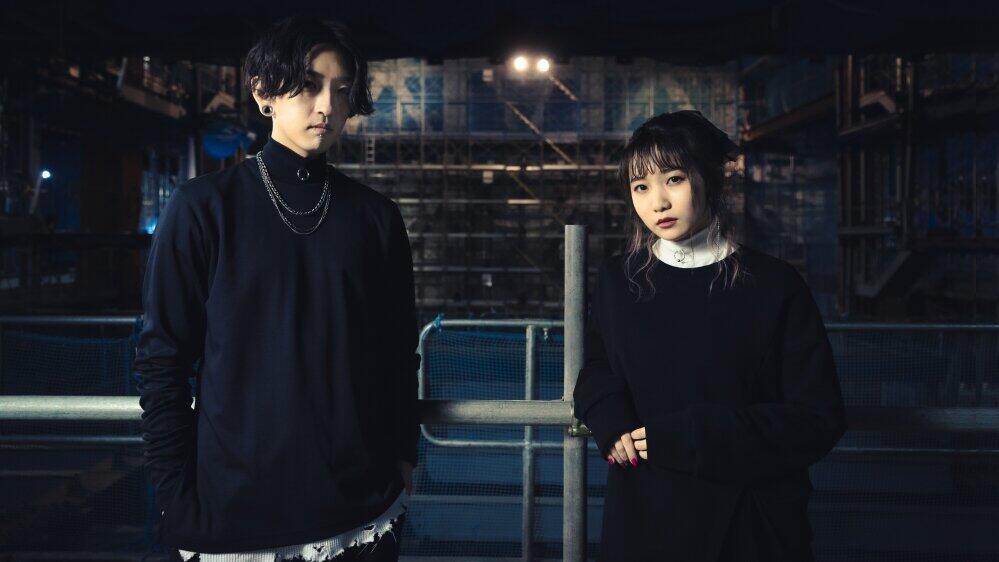 YOASOBIのコンポーザー・Ayaseさん（左）、ボーカル・ikuraさん（右）
