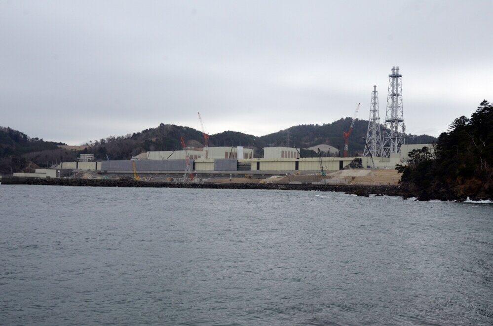 小屋取漁港から東北電力女川原子力発電所を臨む