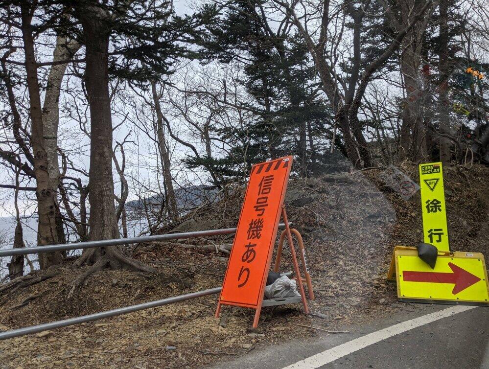 県道41号線はあちこち道路工事中で、タクシーはしばしば信号につかまった（車内から窓越しに撮影）