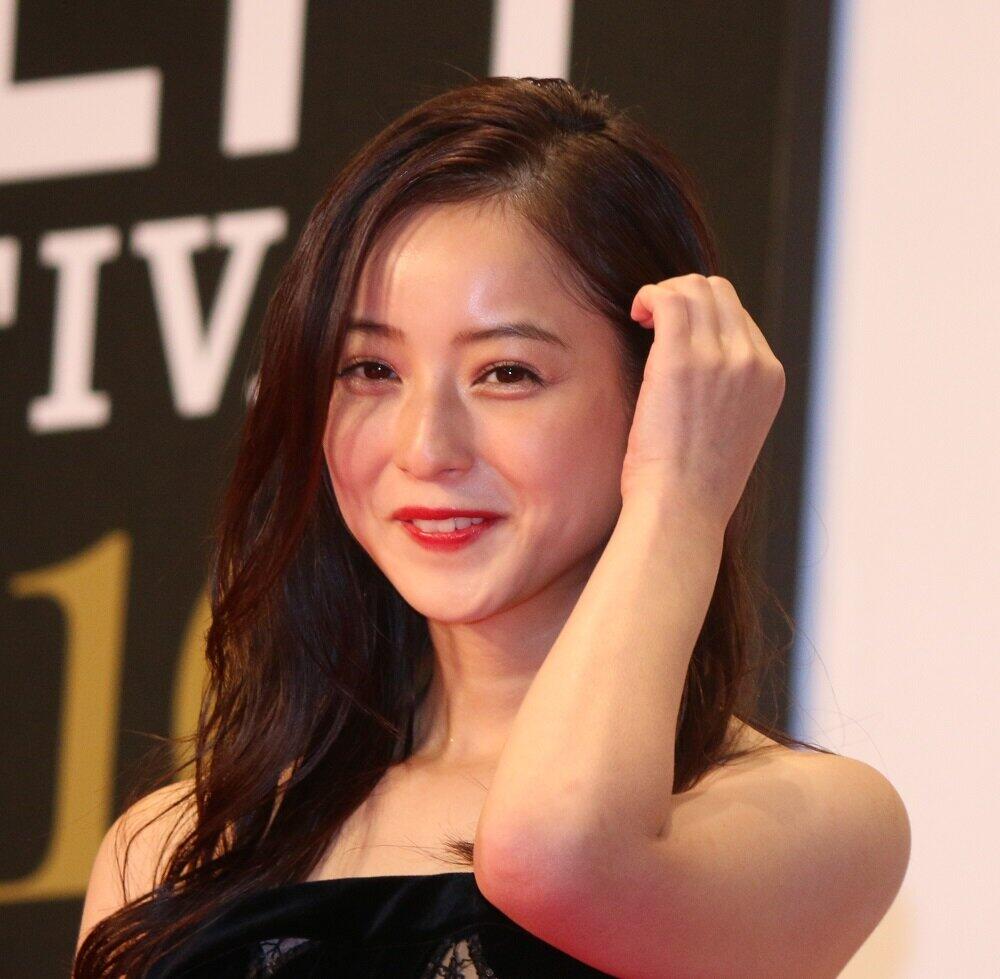 左手をこめかみ付近に寄せる佐々木希さん