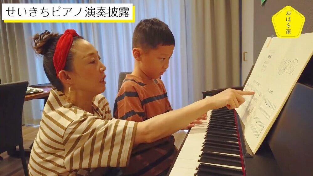 息子にピアノを教える小原さん（小原さんのYouTube動画より）