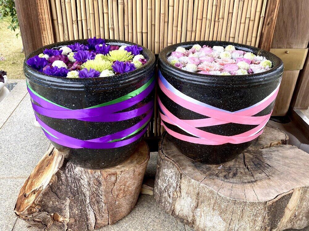 アニメなどをモチーフにした花手水を展示