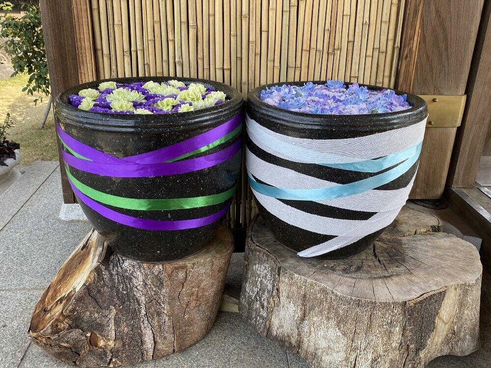 手や口を清める手水舎（ちょうず）の手水鉢を花などで飾ったもの