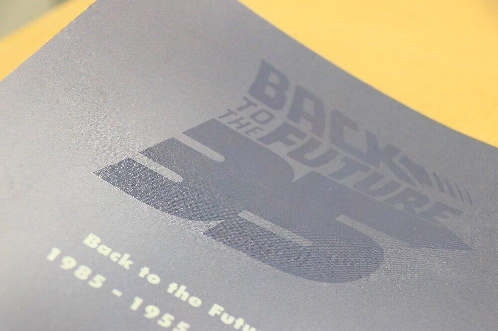 カラー印刷ではなく質感の違いでロゴを浮き出させている