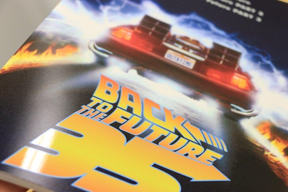 「エンボスニス加工」という特殊印刷が施されている