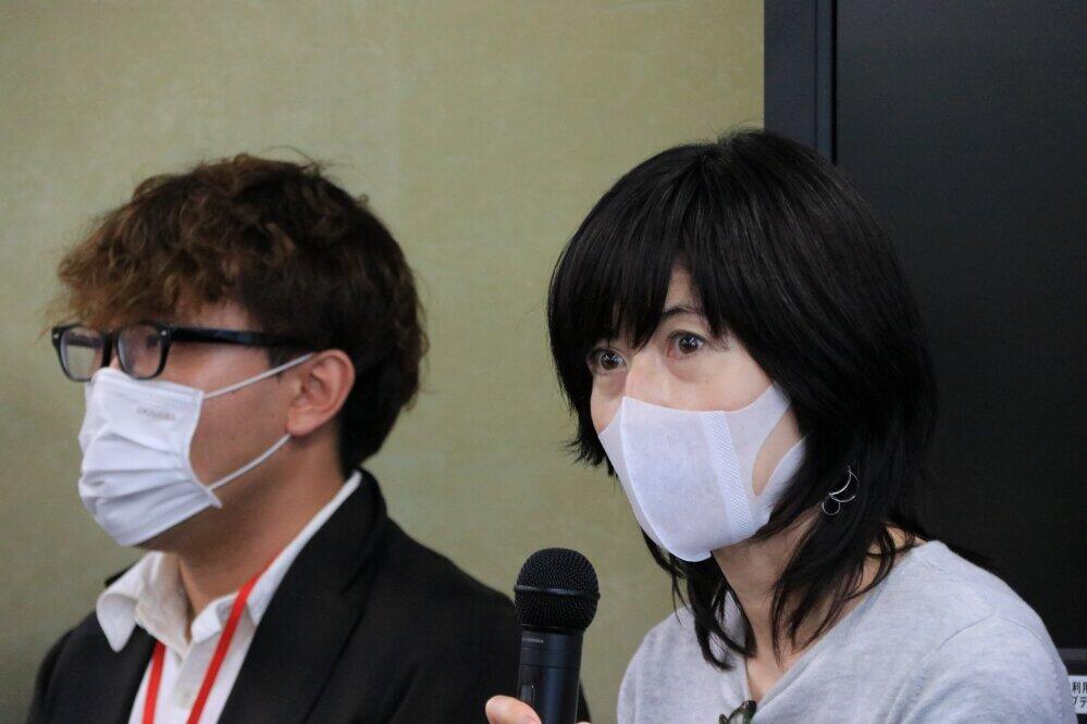 「入管法改悪に反対する有志の会」賛同人の小島慶子さん（右）
