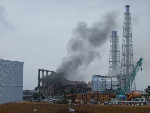 水素爆発を起こした東電福島第一原発3号機（写真中央）と4号機（右）原子炉建屋（出典：東京電力ホールディングス）