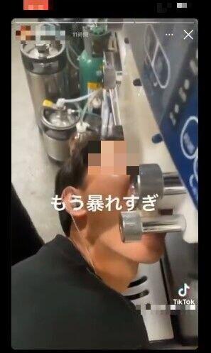 問題の動画の一場面（編集部で一部加工）