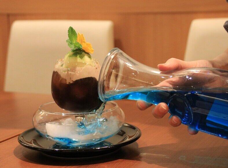 煙が湧き出る「天空のカフェモカフロート」（客席にはブルーレモネードが入った状態で提供される）