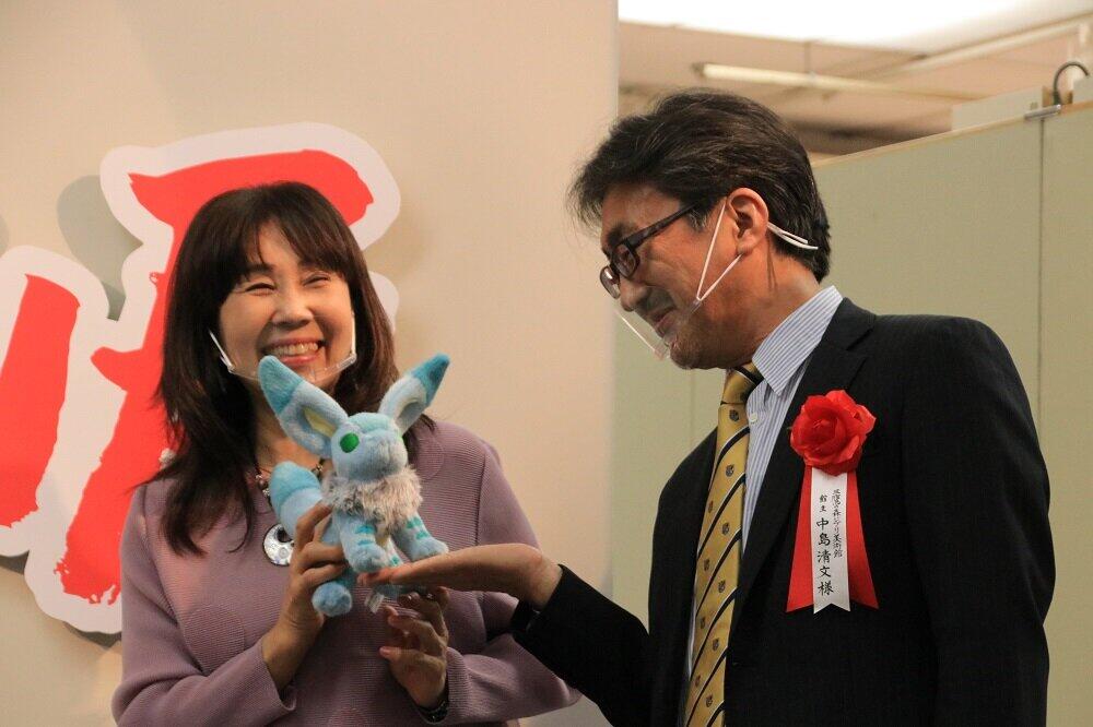 テトを抱えて笑顔の島本須美さん