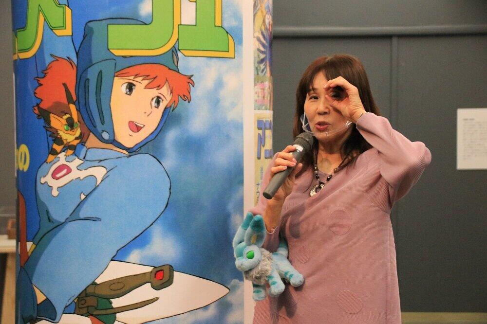 展示の紹介をする島本須美さん