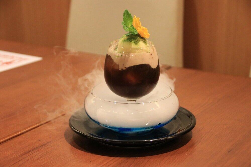 アニメ映画「天空の城ラピュタ」のラピュタを再現したような「天空のカフェモカフロート」