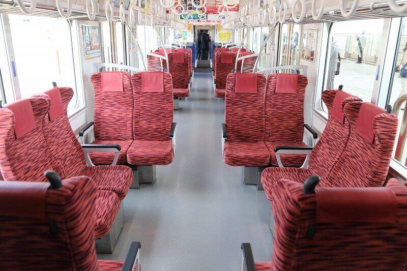 ロングシートとクロスシートを切り替えられるのも特徴だ。貸切列車では両者を組み合わせて車座のようなレイアウトにすることも可能だ
