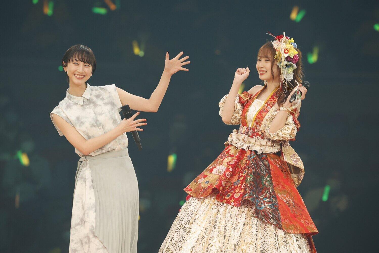 松井玲奈さん（左）は高柳明音さん（右）の卒業コンサートに出演。開催3日前にスケジュールの調整がついたという （c）2021 Zest,Inc./AEI