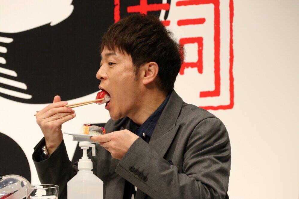 寿司を食べる陣内智則さん
