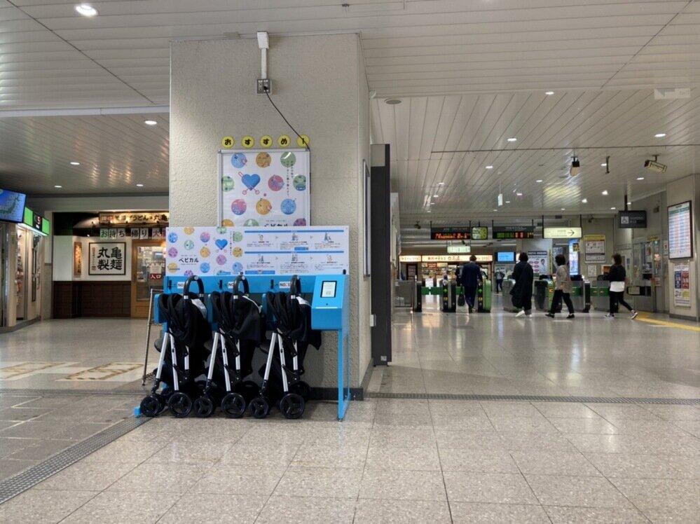 駅での設置風景