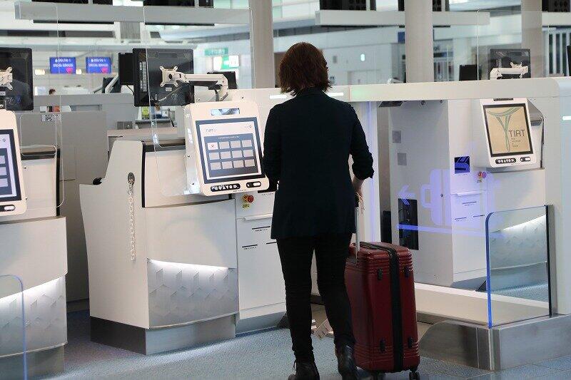 自動手荷物預け機では、カメラを見つめると本人確認ができる