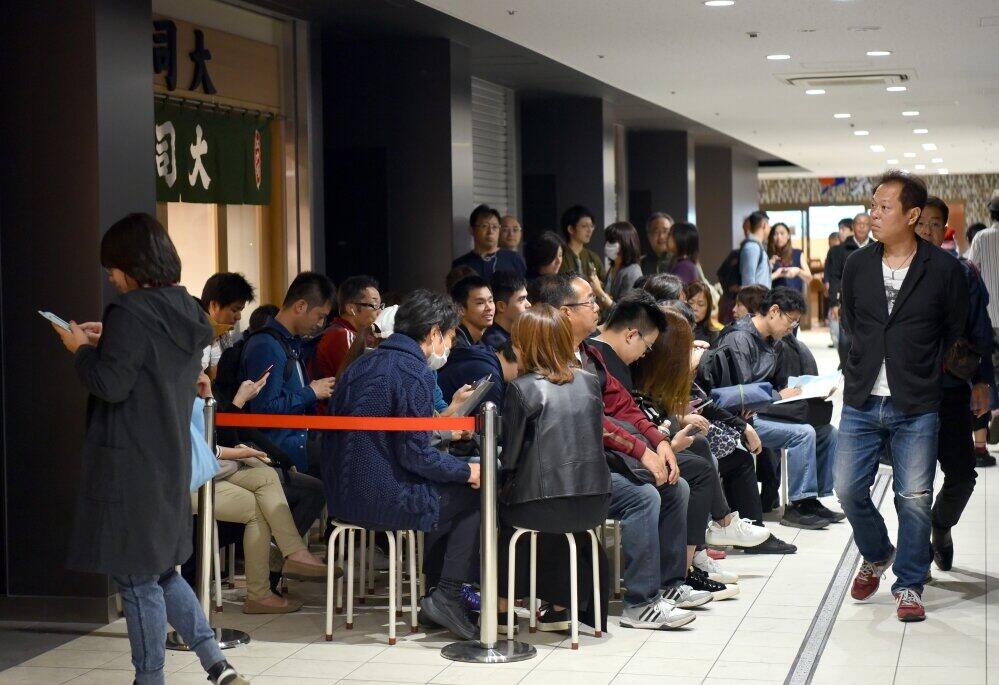 2018年に一般公開が始まった豊洲市場。当時、場内の飲食店には多くの人が押し寄せていた（写真：Natsuki Sakai/アフロ）