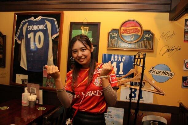 両手を手前で握り締めるポーズもお願いした（愛知県豊田市内のスポーツバー「ブービーズ豊田」で）