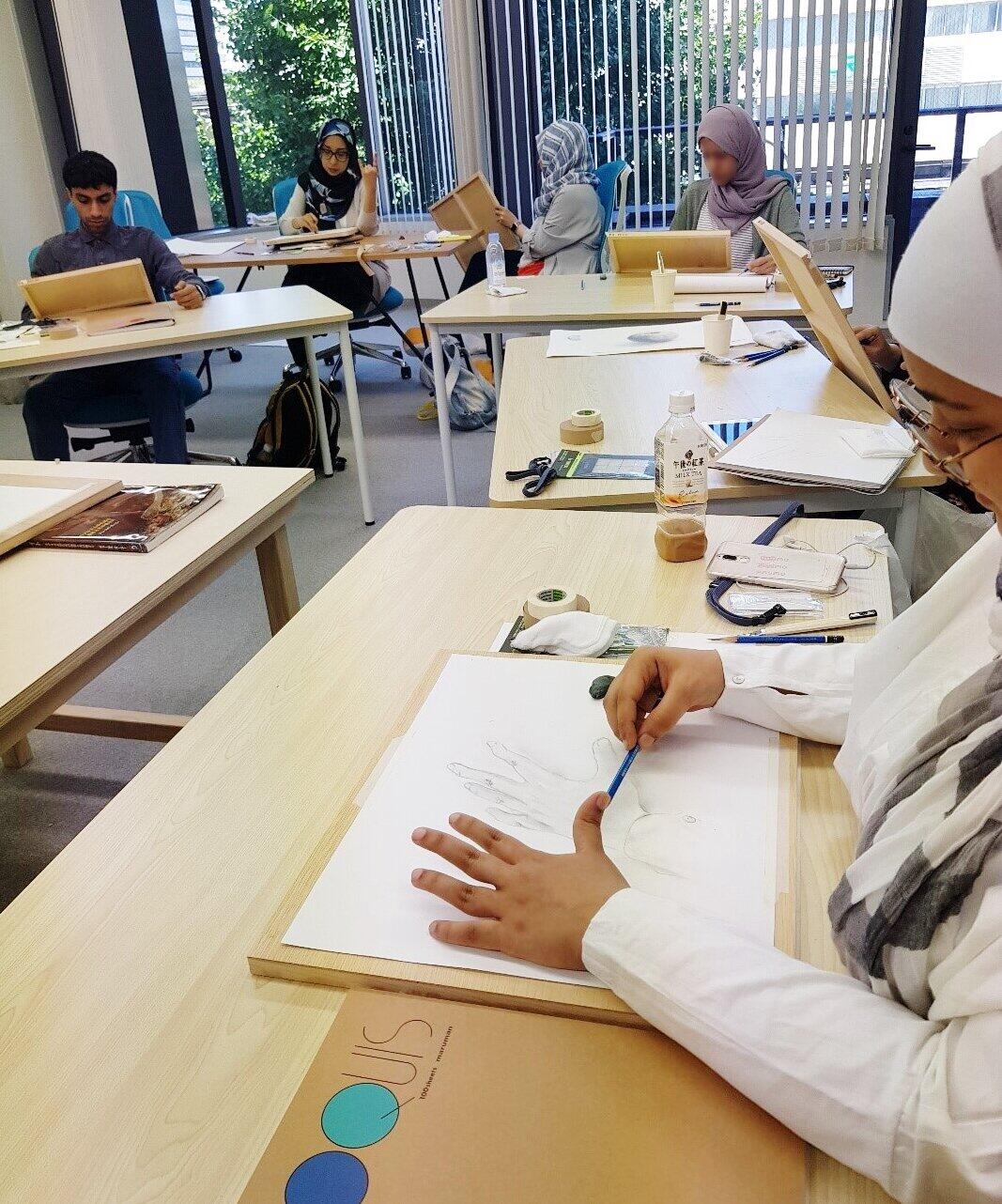 東映アニメーションで手のデッサンを行っている様子