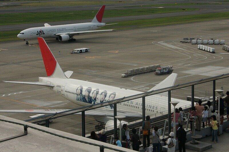 初代「JAL 嵐JET」目当てに羽田空港の展望台は多くの人が詰めかけた（2010年9月撮影）