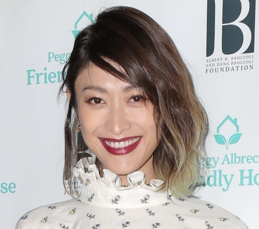 山田優が母親の「顔からスタイルまで受け継いでる」　若かりし日の親子写真に驚きの声「遺伝子凄い」