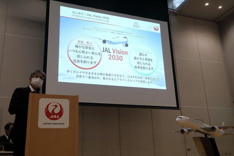 記者会見で中期経営計画を発表する日本航空（JAL）の赤坂祐二社長（写真左）。成田-釜山、高雄の2路線について「ちょっと中期（経営計画の期間）中の回復が見通せないなと思っている」などと述べた