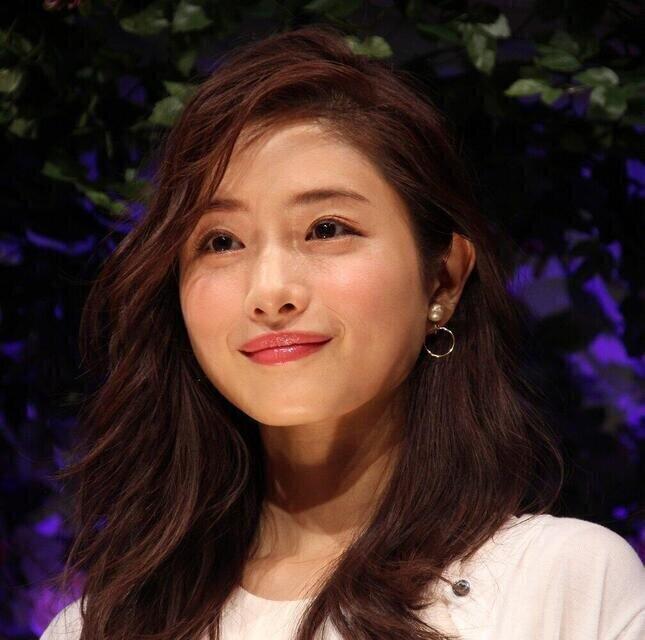 石原さとみは「モノクロでも美しい」　綾野剛撮影の微笑みショットに22万いいねの大絶賛