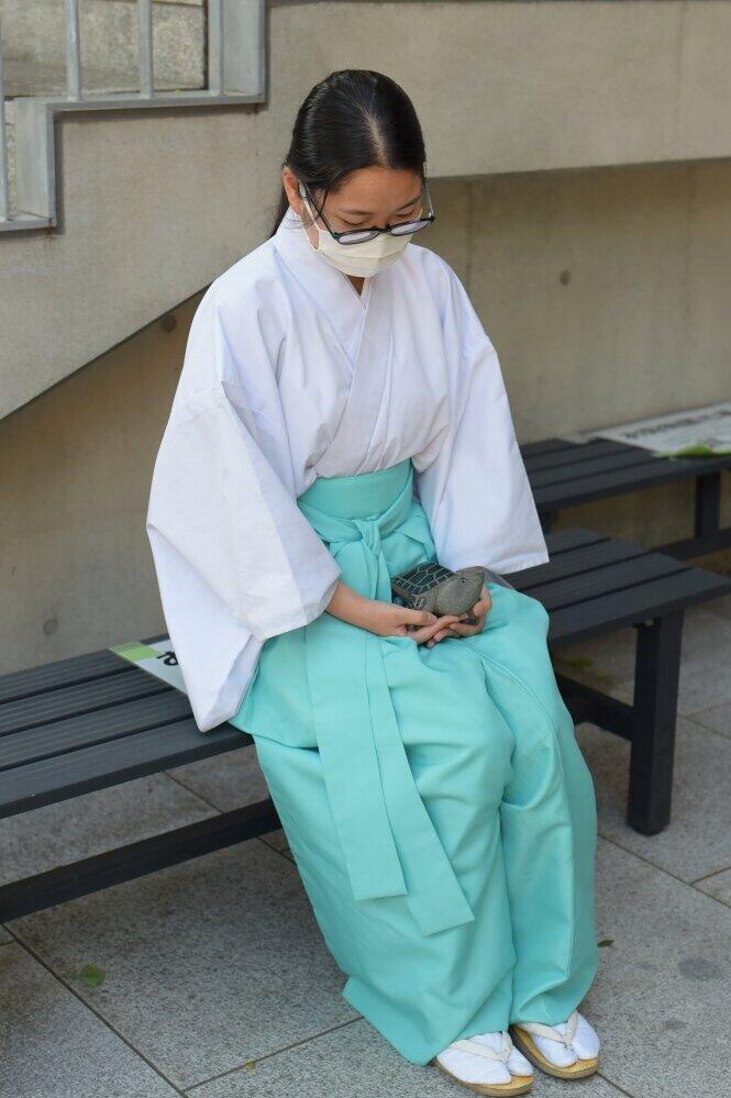 神職の手元にいるのは「カンベエ」　亀有香取神社＠kamearikatoriより