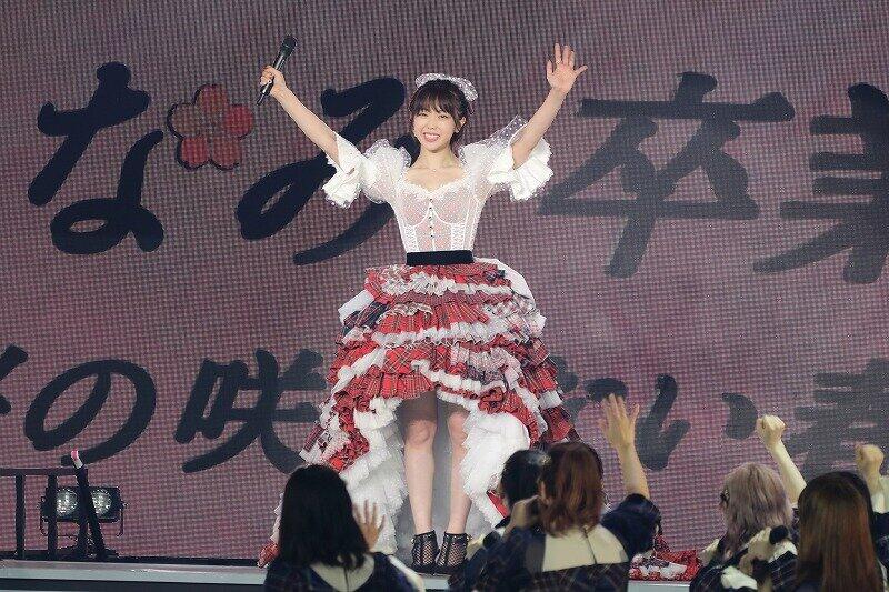 卒業コンサートであいさつを終えてステージを降りる峯岸みなみさん。「バトンを、今ここでつなぐことができて、AKBの未来に、また続く道を作ることができたような気がして、本当にうれしく思います」と述べた