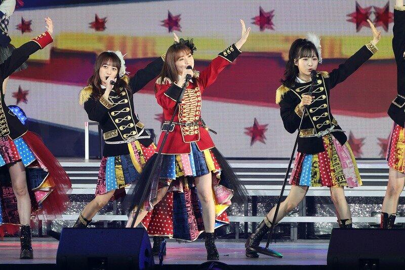 峯岸みなみさんの卒業コンサートには「レジェンドメンバー」が多数出演。大島優子さんは「ヘビーローテーション」を披露した