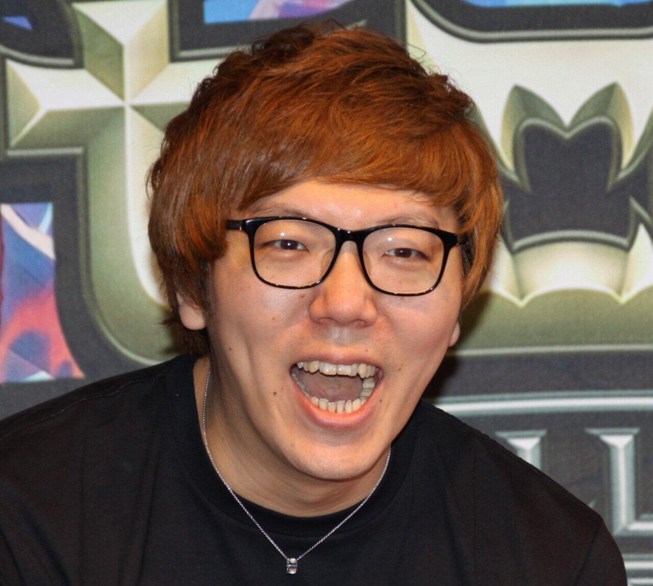 HIKAKINが贈った「1000万円ベンツ」の全貌　後輩YouTuberグループが納車「すごすぎて話にならない」